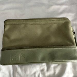 BEIS Men's Toiletry Bag in Olive